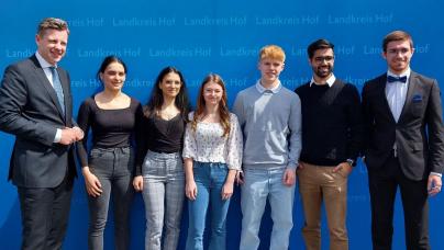 Sportlerehrung mit Landrat Oliver Bär (links), danach Kosovare, Festime, Annika, Maalik, Ali-Cemil, Yusuf